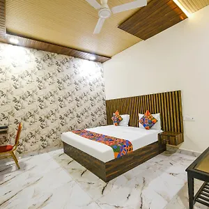 https://fabhotel-the-crystal-palace.hotelsdelhi.org